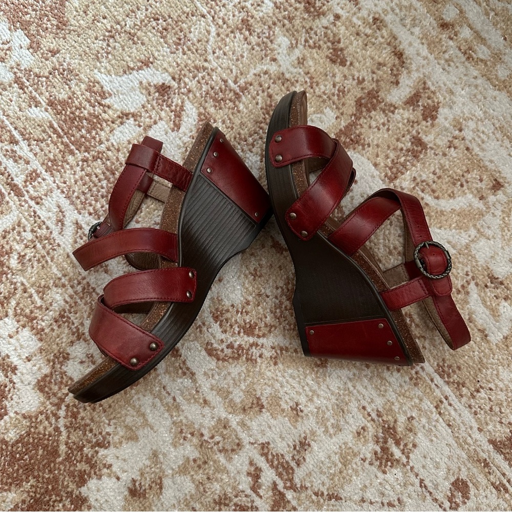 Dansko Frida Studded Wedges Red Leather Size EU 39/ US 8.5 - Picture 3 of 6